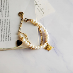 Bracelet with white pearls and heart pendant