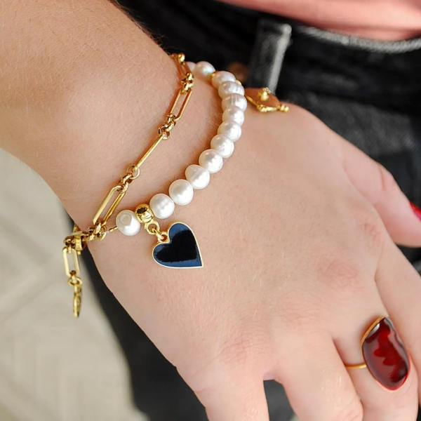 Bracelet with white pearls and heart pendant