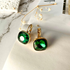 Dangle earrings with dark green crystal in K18 gold plating