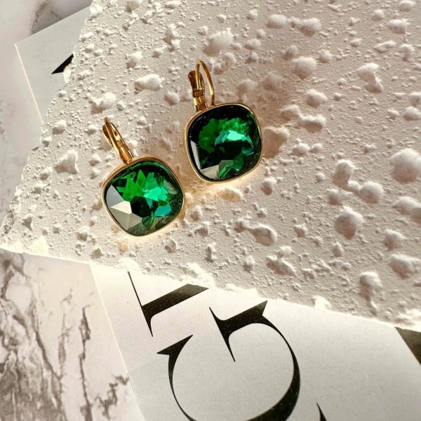 Dangle earrings with dark green crystal in K18 gold plating